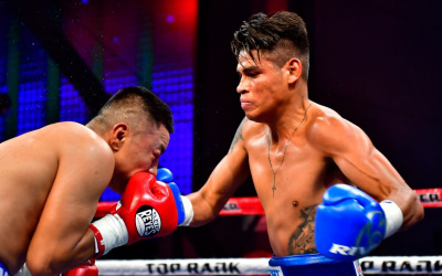 Emanuel Navarrete knocked out Uriel Lopez in the sixth round