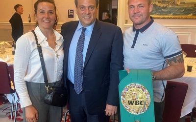 Trainer of undisputed super-lightweight champion Chantelle Cameron, Jamie Moore, receives prestigious WBC award