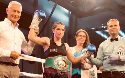 Kinga Magyar destorys Olja Kijajic to claim the WBC Francophone welterweight title boxrec