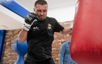 Sergey Lipinets steps in to face Omar Figueroa Jr. after Adrien Broner withdraws mental health personal issues floyd mayweather boxrec fight time date tv channel undercard how to watch oddschecker