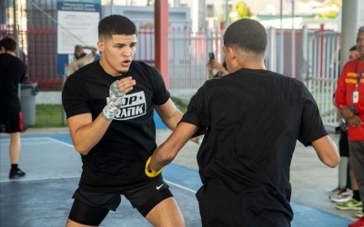 Super welterweight sensation Xander Zayas puts on boxing clinic in his hometown